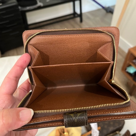 Louis Vuitton wallet $120 . - Picture 6 of 6